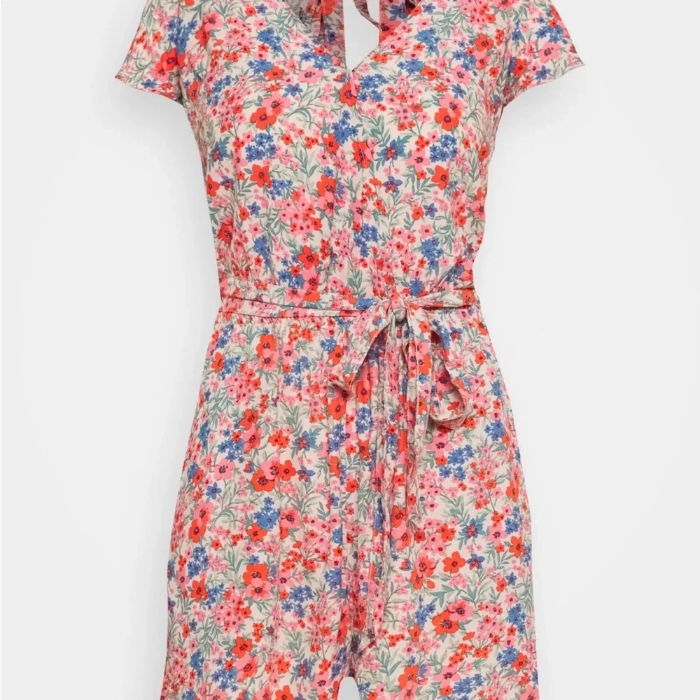 American Eagle Floral Romper M Red Blue Tie Back V-Neck Boho Festival Summer EUC